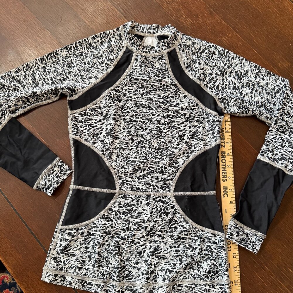 EUC Lululemon Suns Out Rash Guard Size6 - Picture 5 of 7